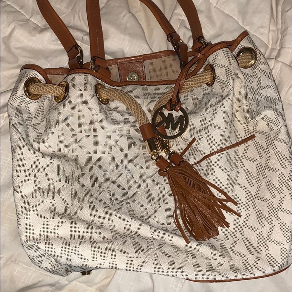 Michael Kors cream colored hand bag 💼
